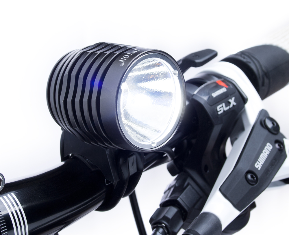 Inton PRO 1000 lumen LED forlygte m. lader og hjelmbeslag