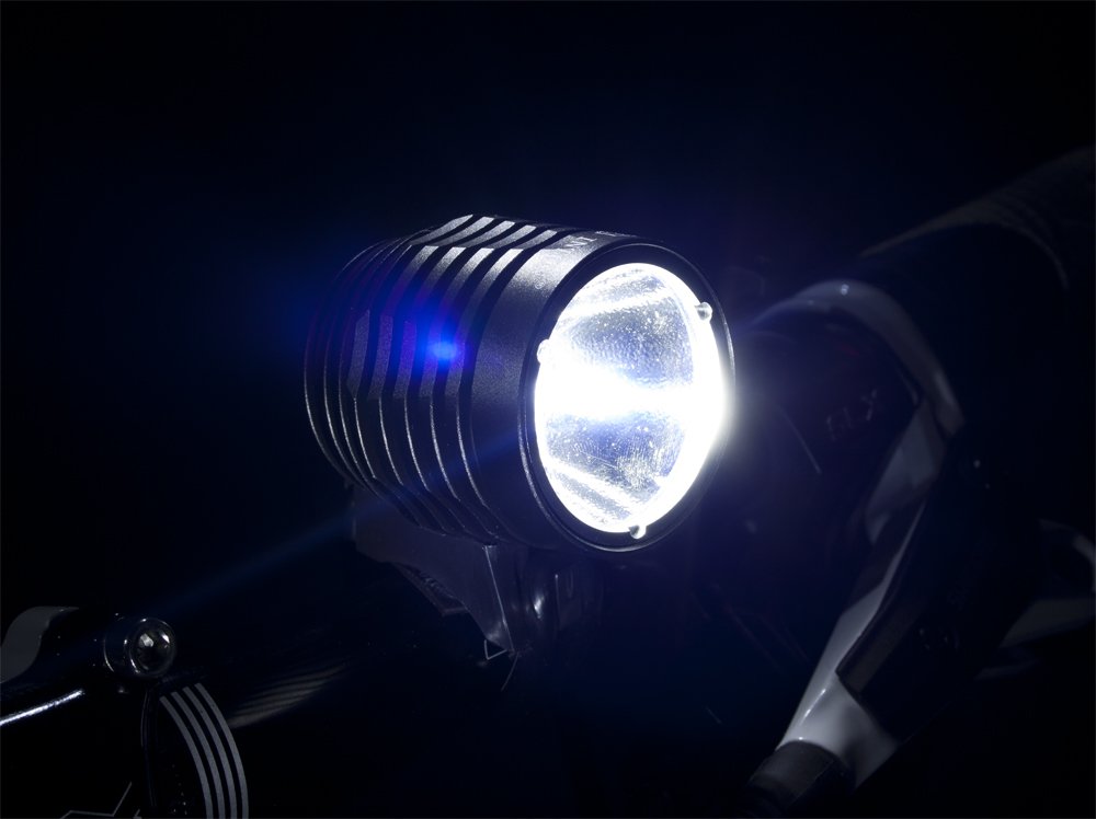 Inton PRO 1000 lumen LED forlygte m. lader og hjelmbeslag