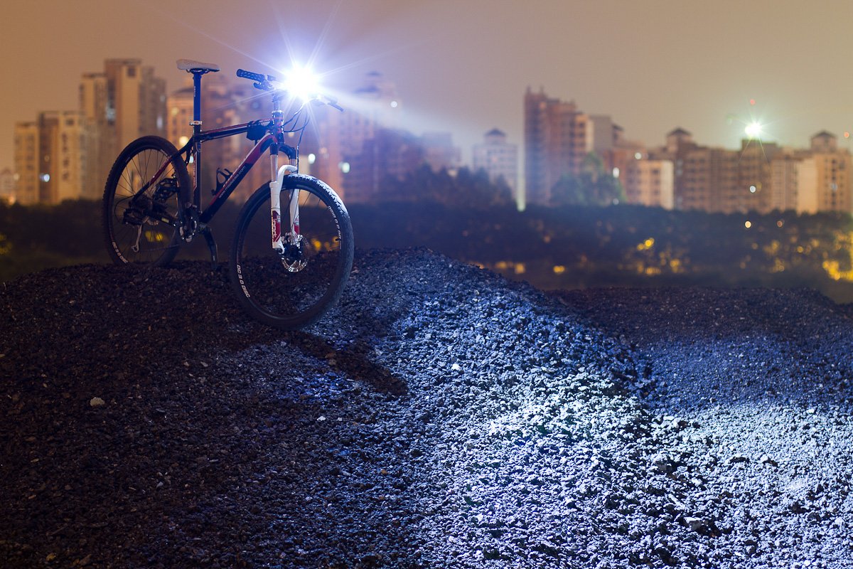 Inton PRO 1000 lumen LED forlygte m. lader og hjelmbeslag