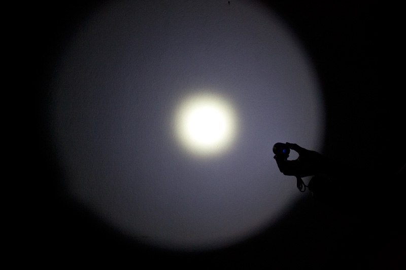 Inton PRO 1000 lumen LED forlygte m. lader og hjelmbeslag