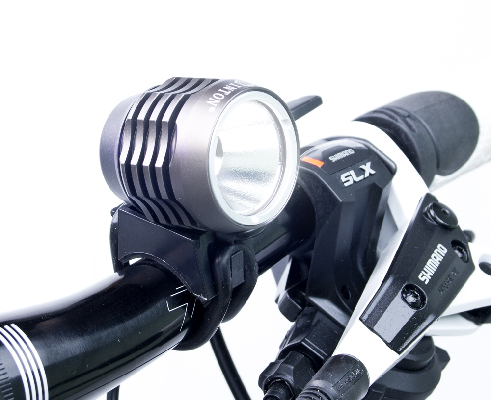 Inton PRO 400 lumen LED forlygte m. lader og hjelmbeslag