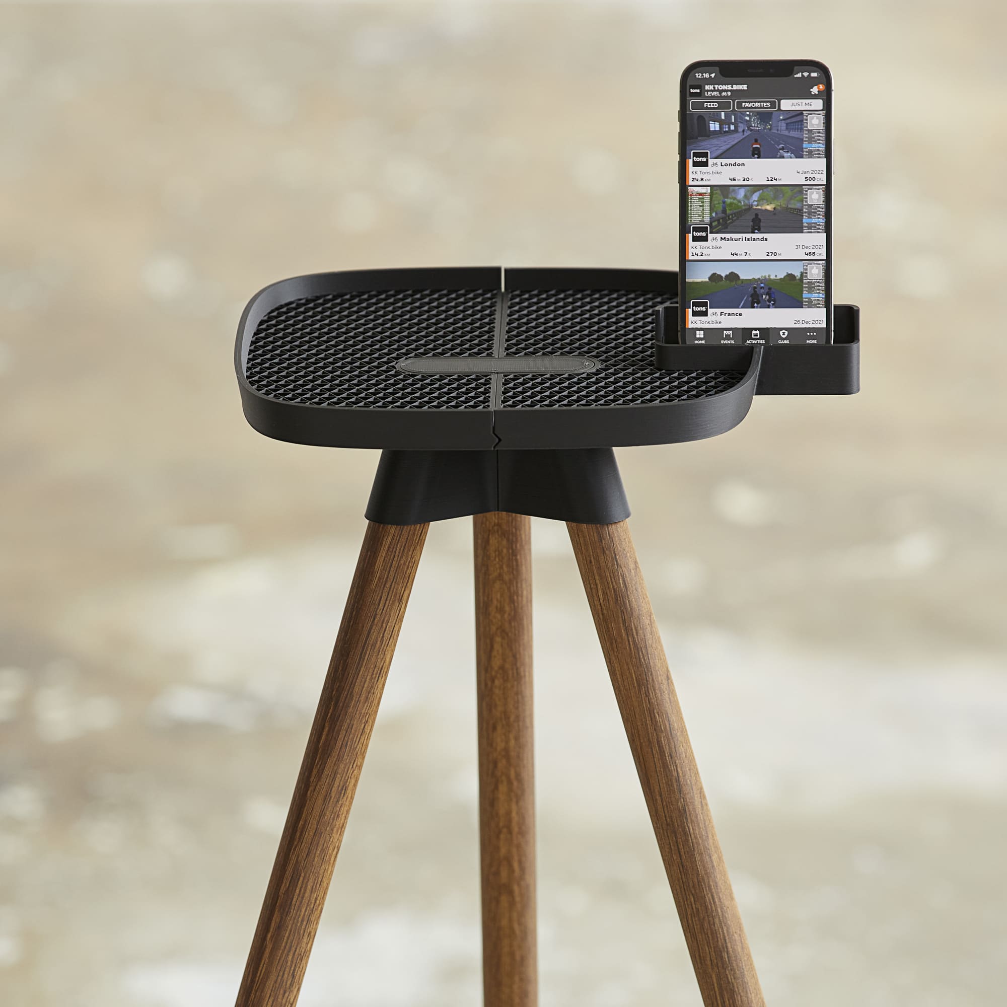 Tons Tray med mobilholder matsort