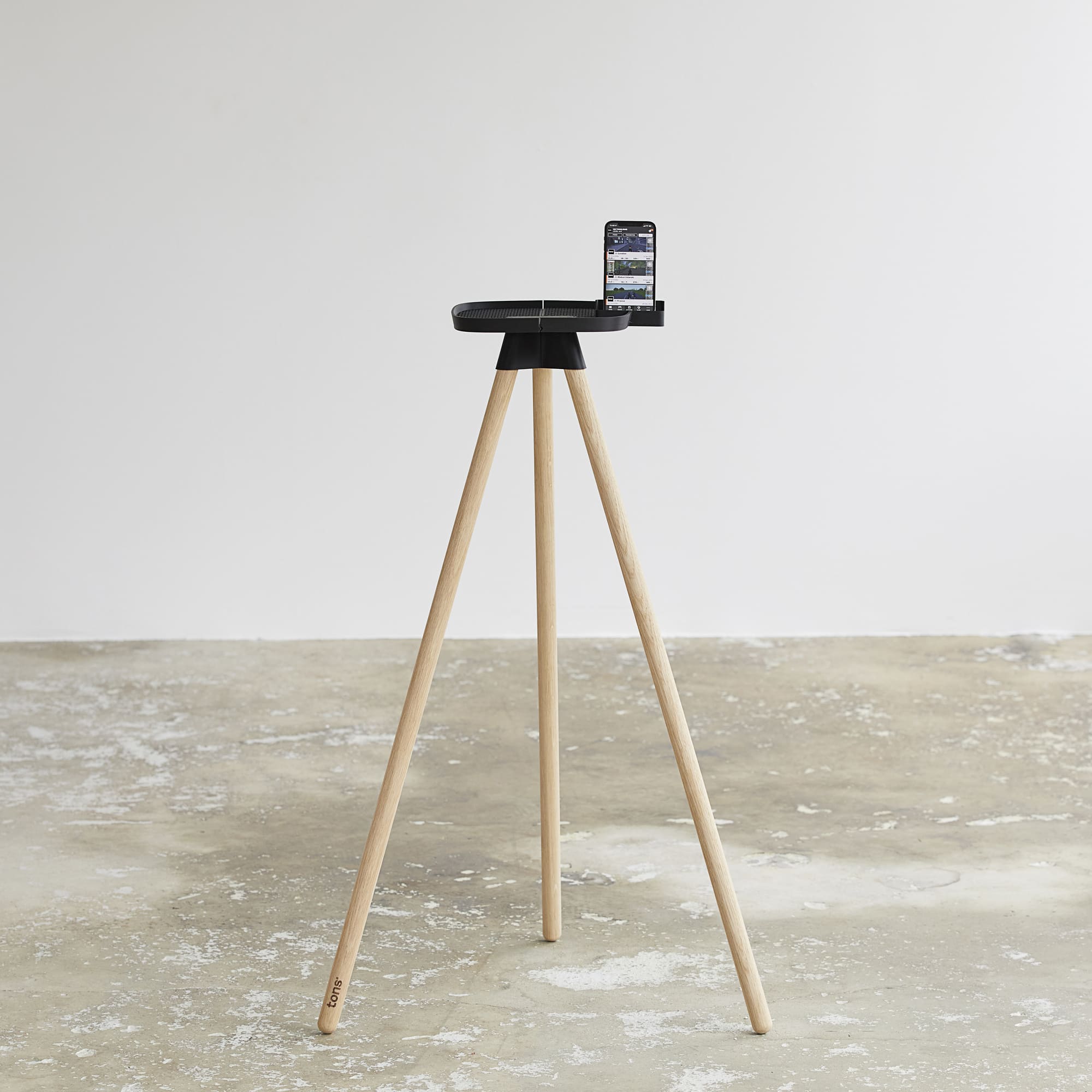 Tons Tray med mobilholder naturlig eg