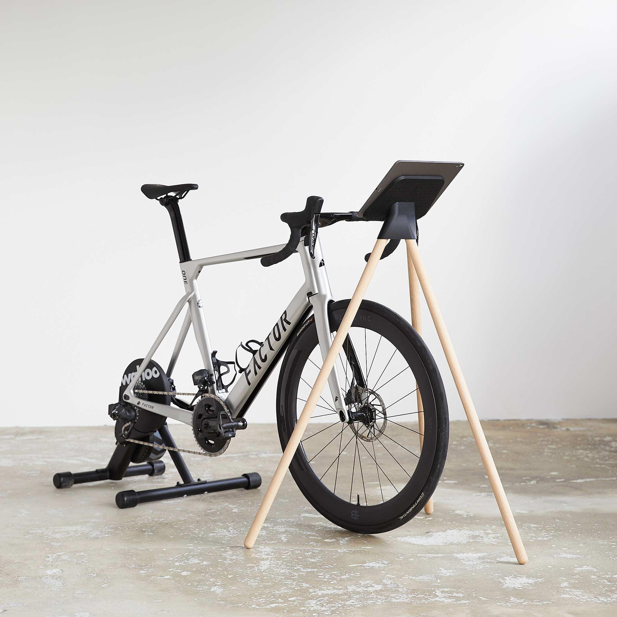 Tons Tablet Stand - Med Mobilholder - Smoked Oak