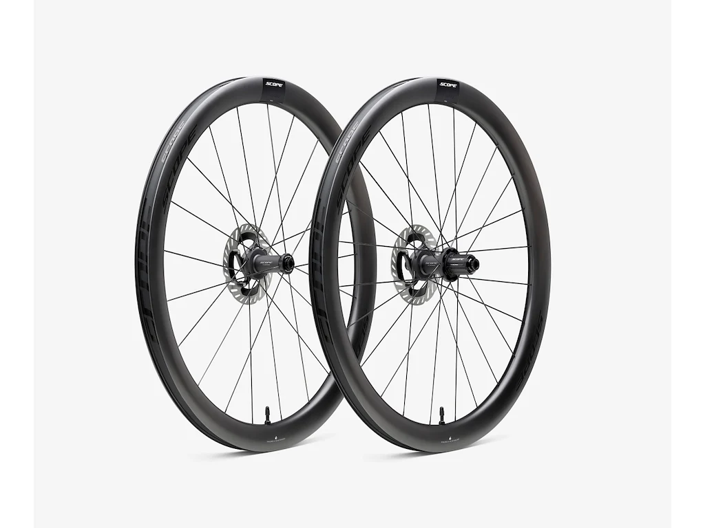 Scope R4.A 700c 45mm hjulsæt Shimano body disc carbon sorte decals